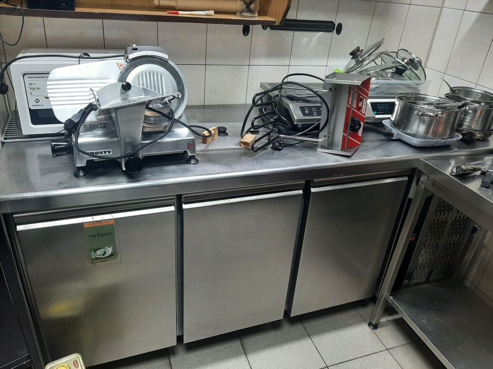 Продам холодильный стол, пицца печь, столы, Диваны, посуда, вытяжка