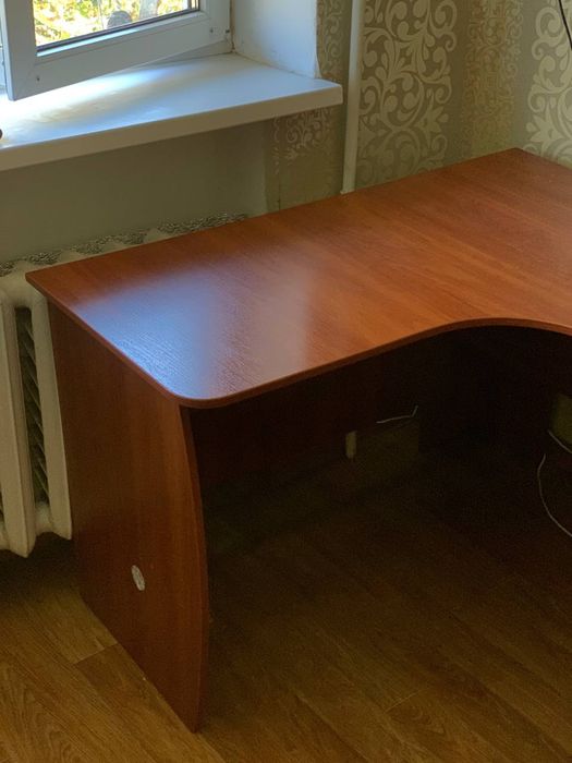 Письмовий стіл з полицями