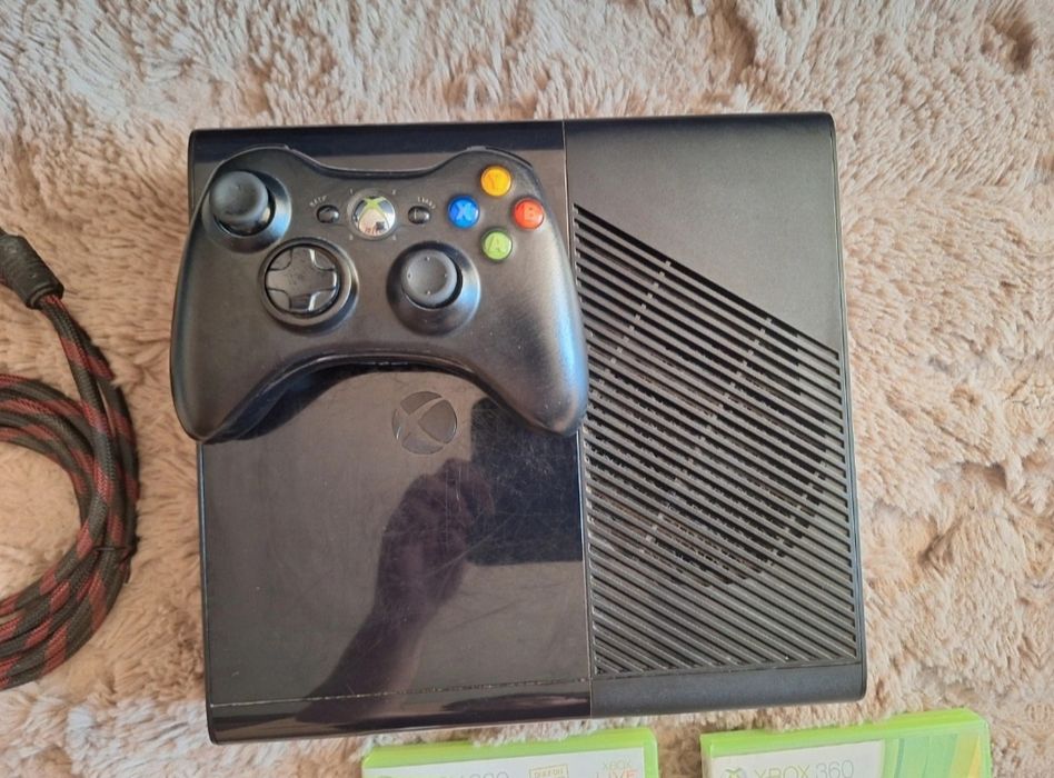 Konsola Xbox 360 E 500gb + pad, kable i dwie gry