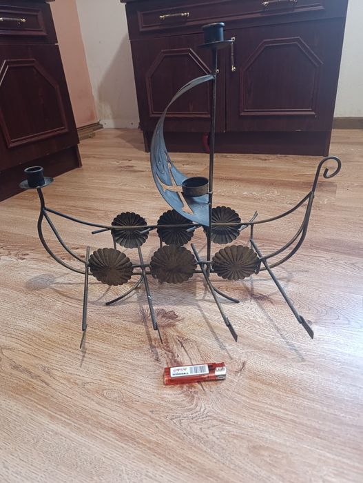 Świecznik piracki statek z metalu