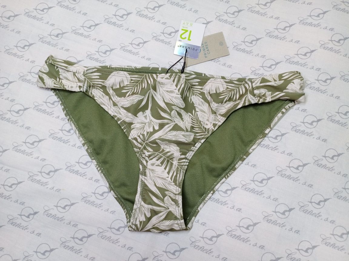 Женские плавки Pretty Little Thing, Primark, Next и лифчик Nasty Gal