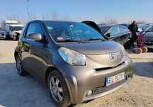 Toyota iQ 2010r, 1.0 Benzyna. Lekko uszkodzony lewy bok. Jeździ.
