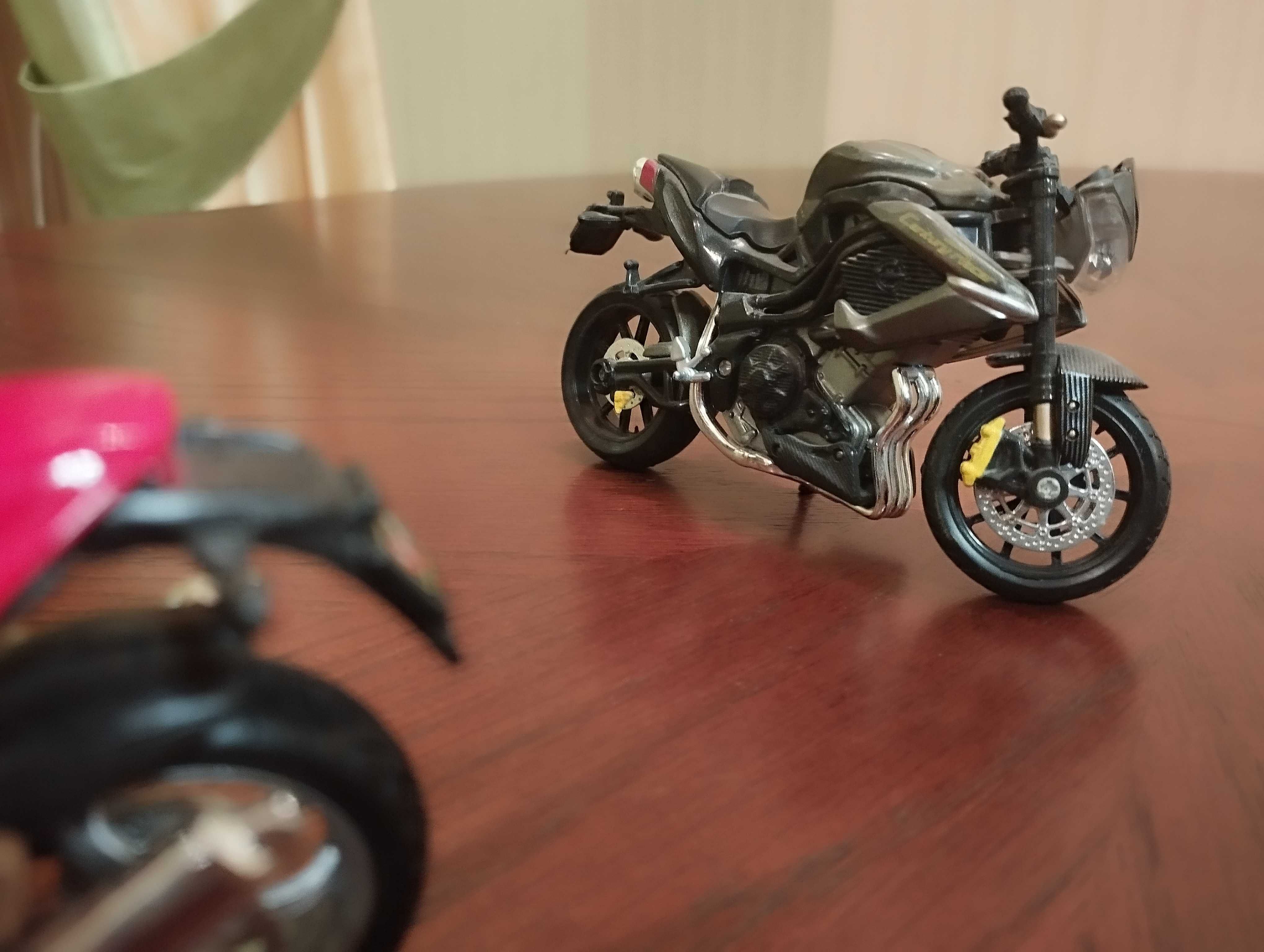 Игрушка мотоцикл модельная.