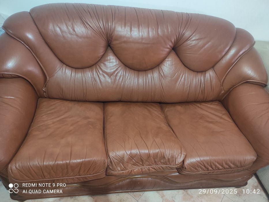 1 Sofás  usados em pele castanha e 2 poltronas