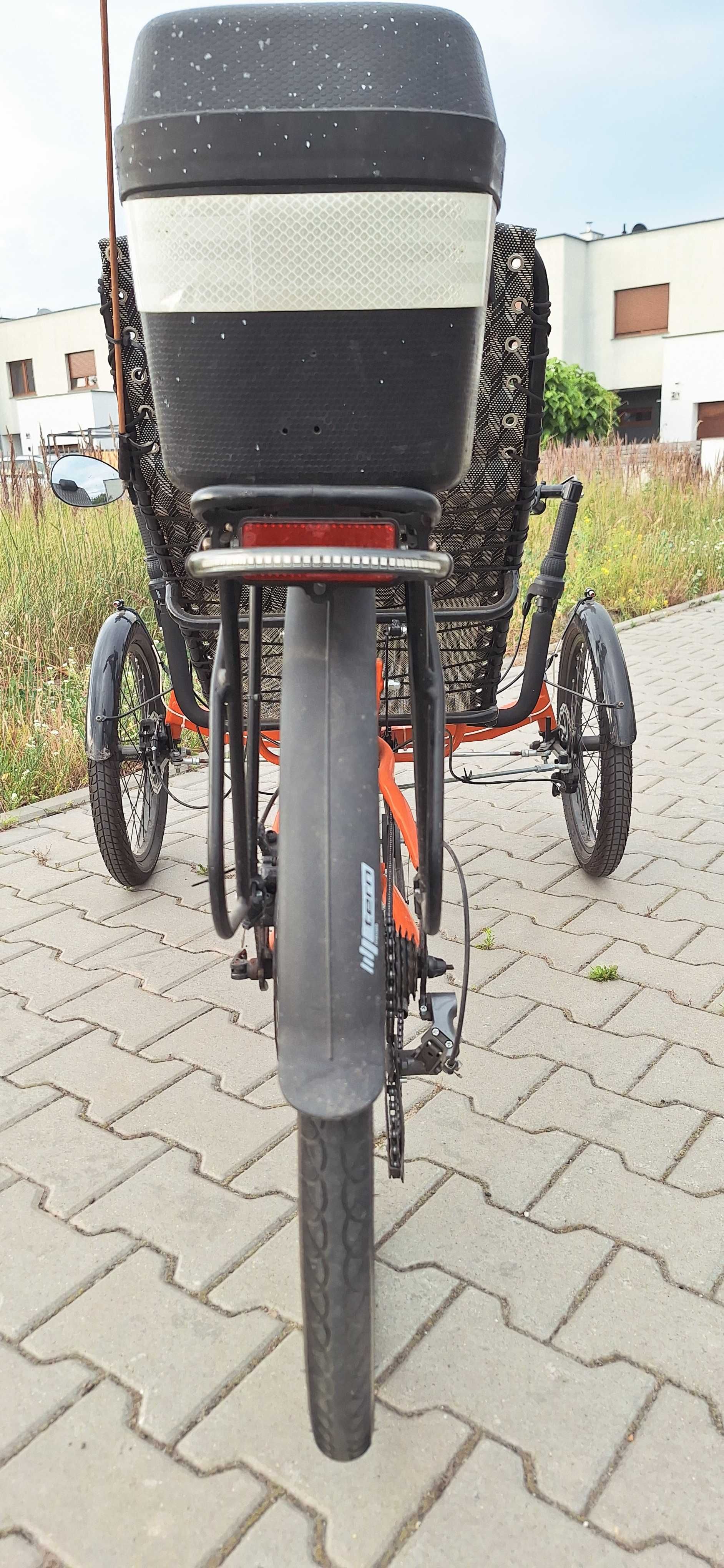 Rower poziomy trójkołowy, poziomka, trajka.