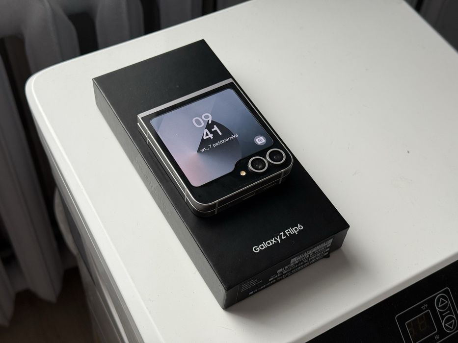 Samsung Galaxy Z Flip 6 256GB (stan idealny)