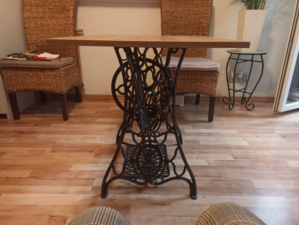Stolik z żeliwnymi nogami Singera – blat laminowany „Dąb Prastary”