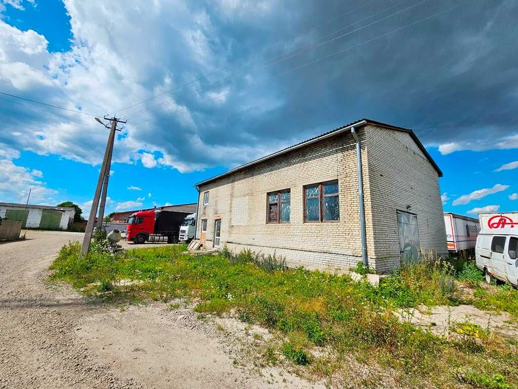 Недорого продається нежитлове приміщення біля автотраси Київ-Чоп.