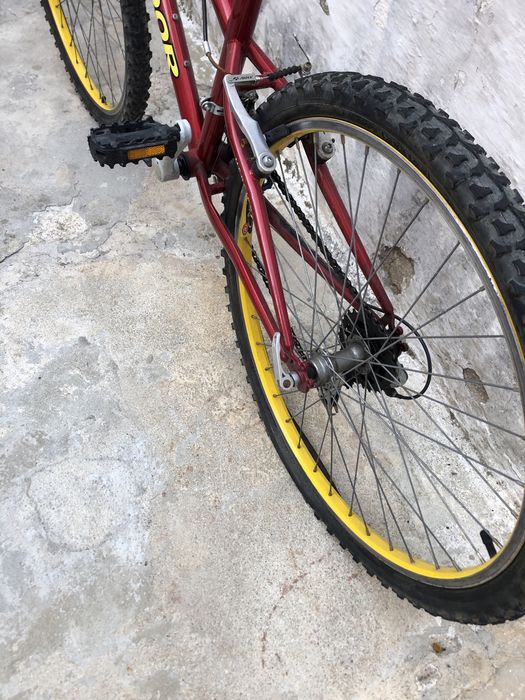 Bicicleta em bom estado – precisa de arranjo no pneu