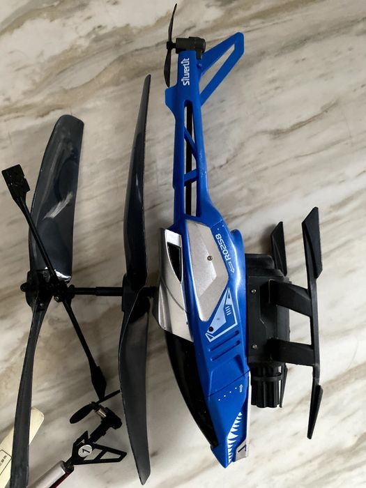 Вертолеты на управлении 4 шт и металлические машинки 8 шт