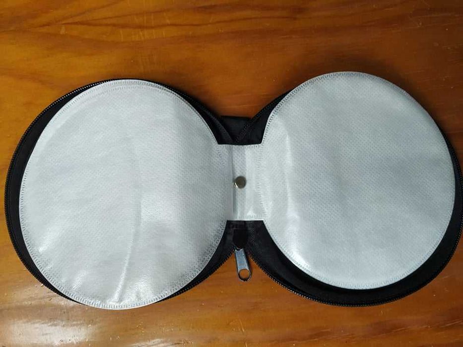 Porta CDs completamente novo.