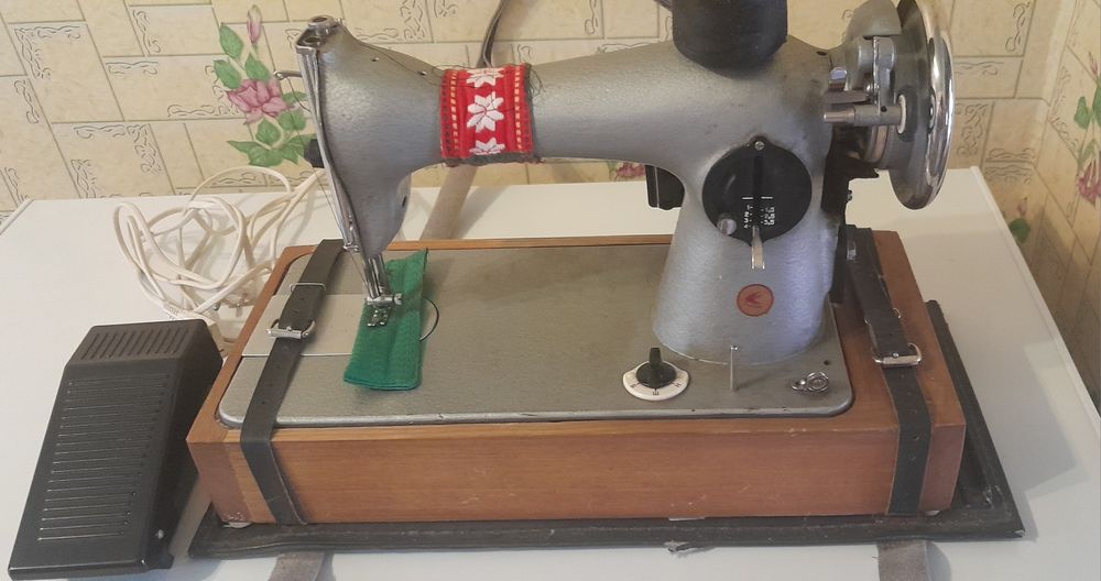 Машинка швейна єлектрична