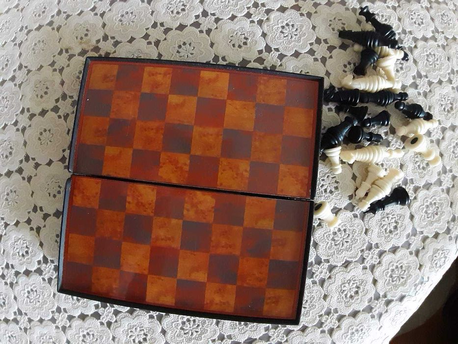 Шахматы складные удобно носить с собой в сумке б\у.