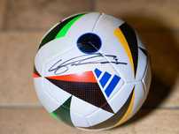 Piłka do piłki nożnej Adidas z autografami Wszołek, Kapustka z Legii W