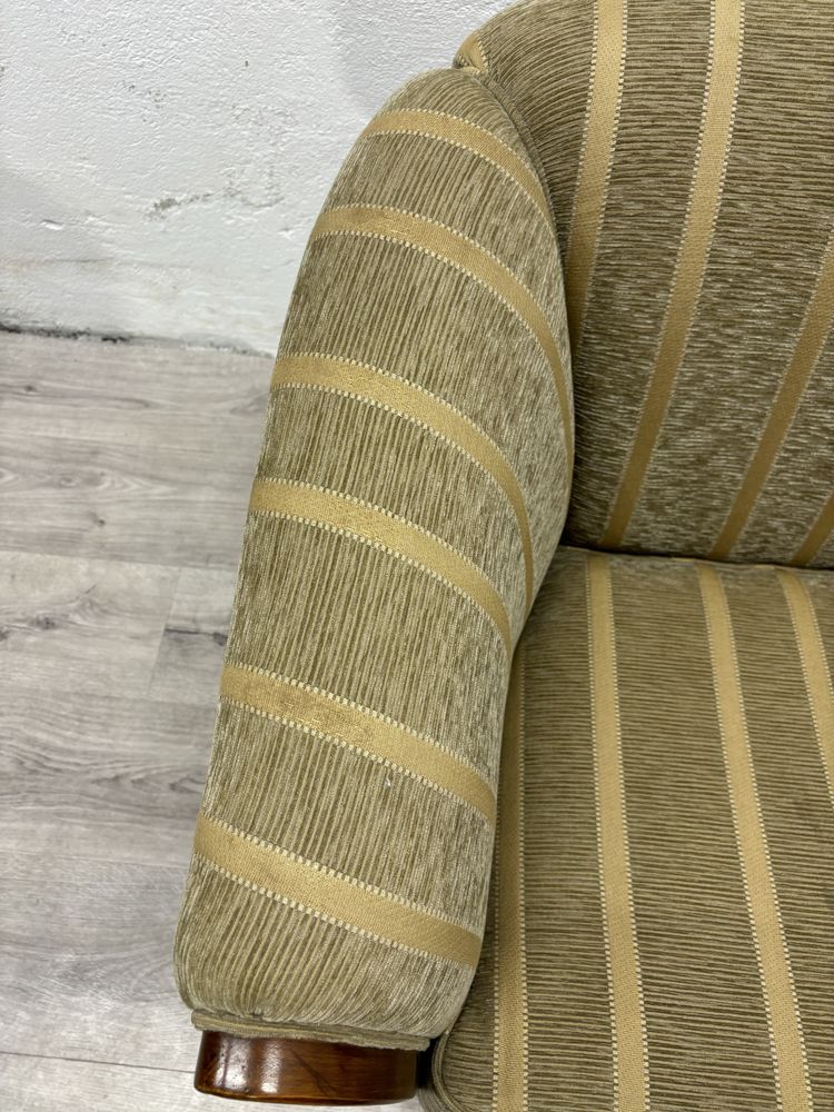 Stylowy fotel materiałowy
