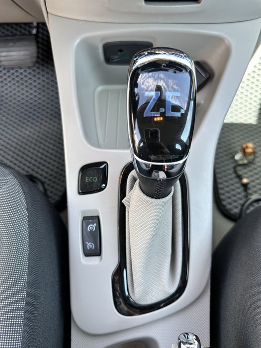 Renault Zoe 2015 рік електромобіль