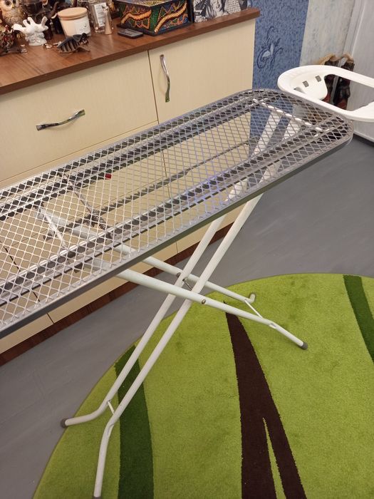 Гладильная доска без чехла.