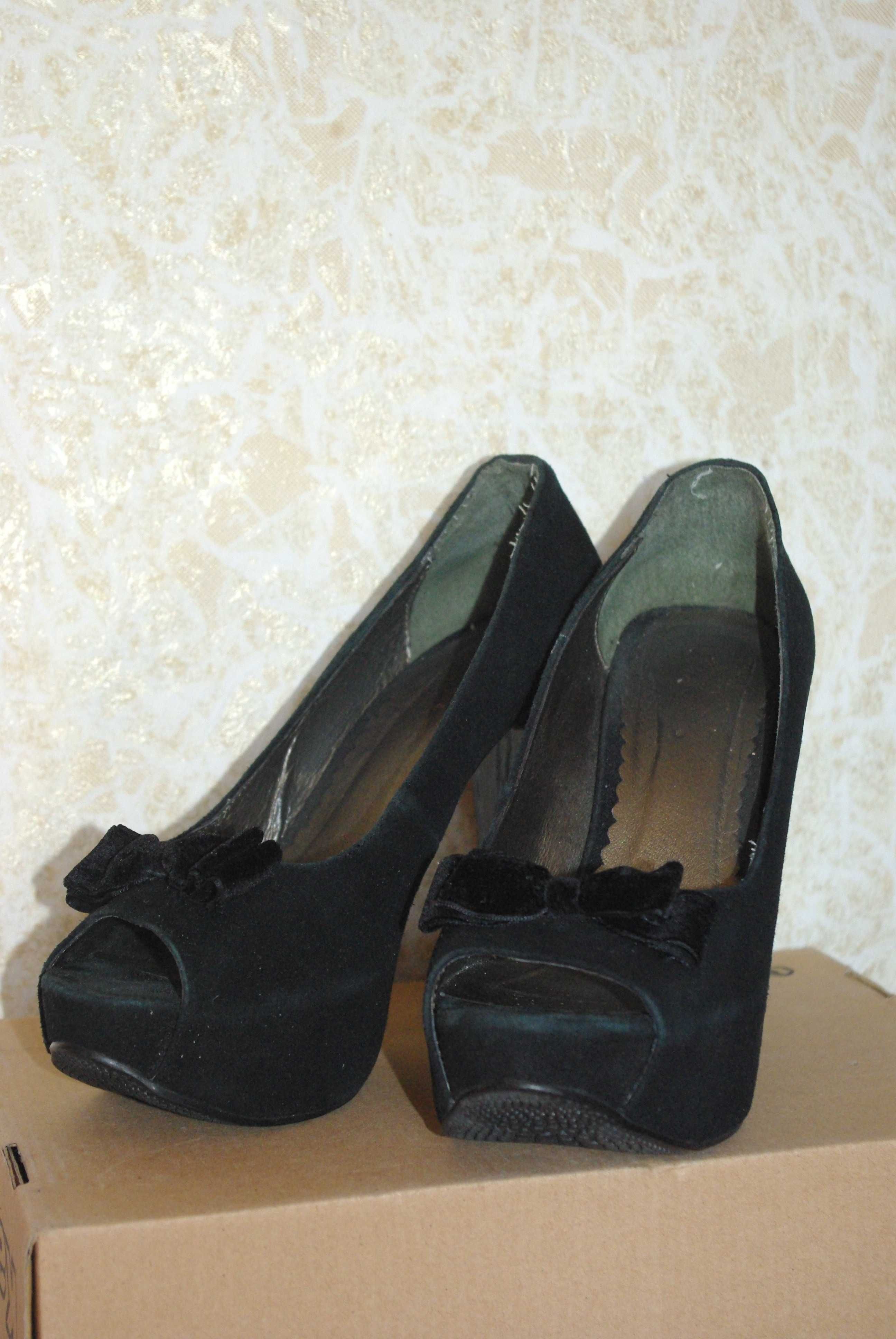 чорні замшеві жіночі туфлі на високих підборах з відкритим носком