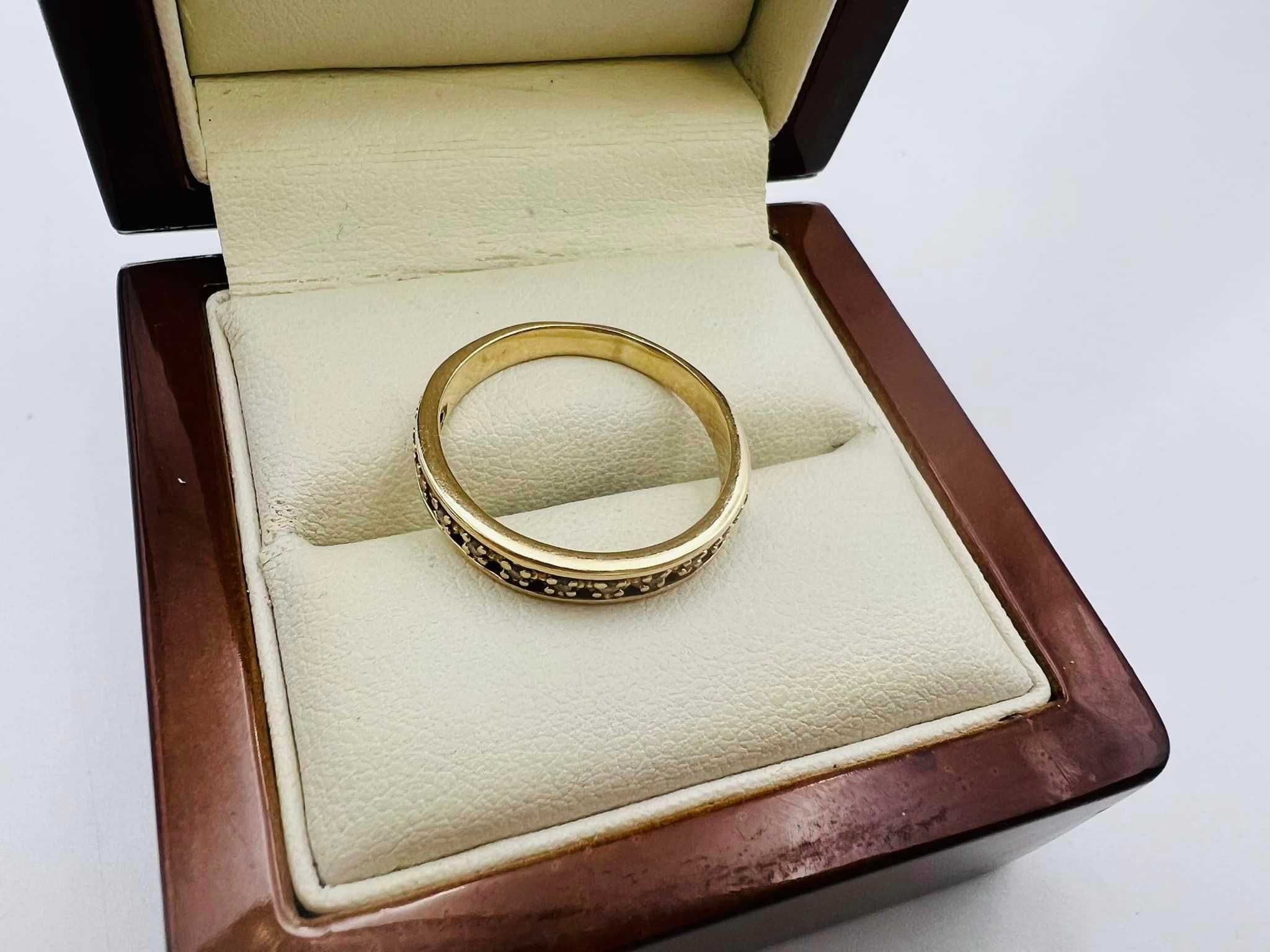 Złoty pierścionek próby 585 14K
Waga 2.81 gram