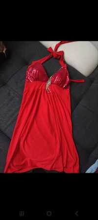 Czerwona sukienka z wisiorkiem