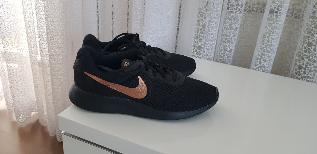 Кросівки NIKE жіночі