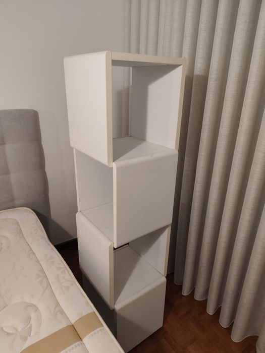 Estante branca com rodados