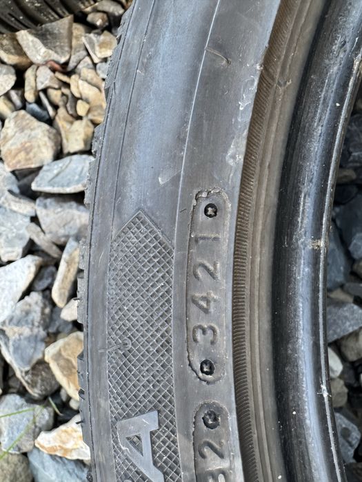 2 зимові шини 245/40/19 98V. LASSA