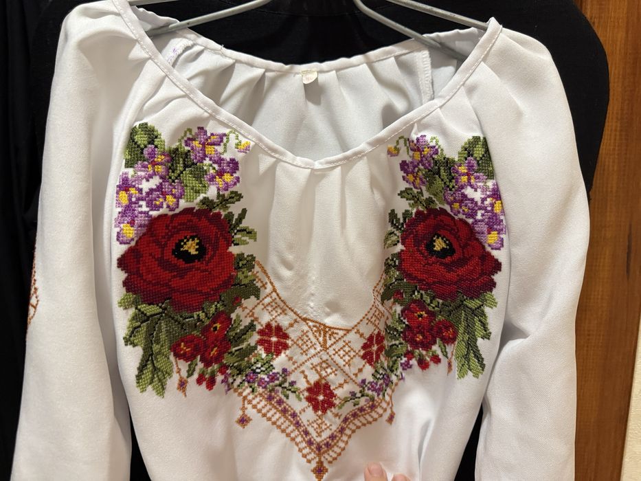 Продам вишиванку на дівчинку