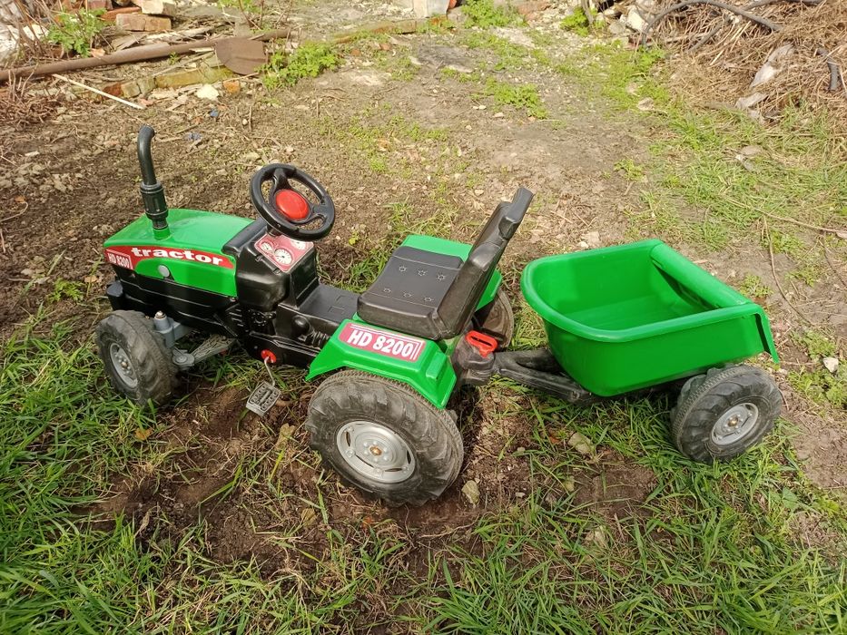 Великий трактор з причепом для дітей