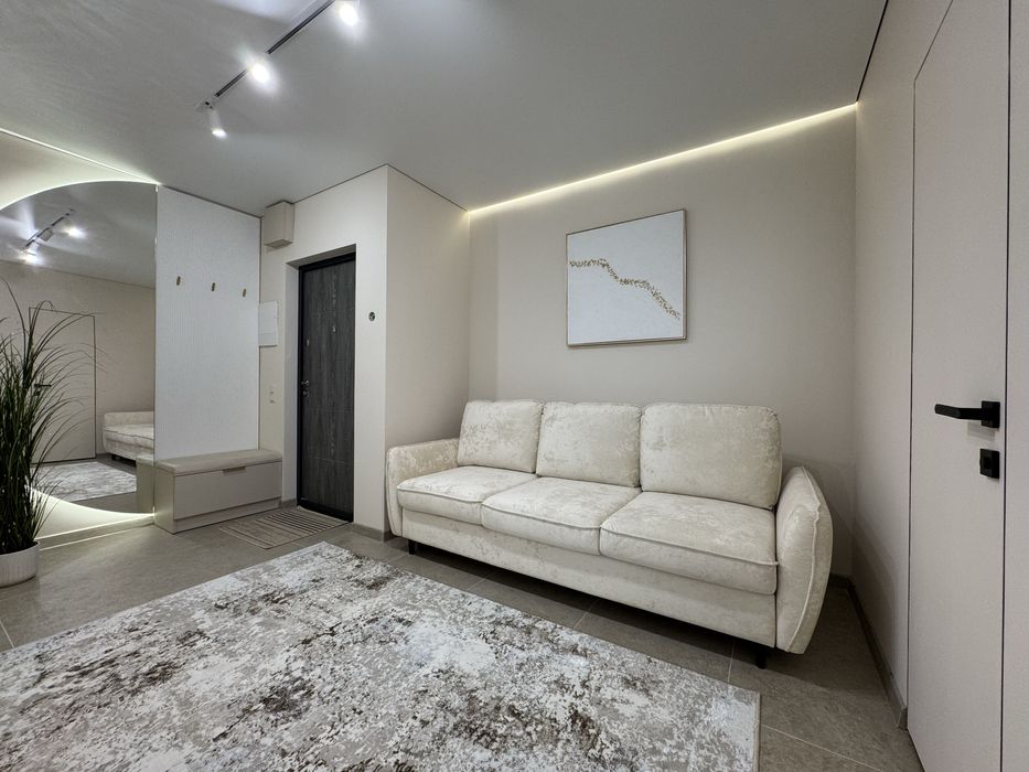 Центр міста, стильна 1.5 кімнатна з меблями та технікою – вид на гори!