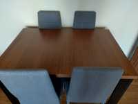 Rozkładany stół plus cztery krzesła