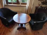 Fotele z końskiej skóry vintage oraz stylowy stolik kawowy