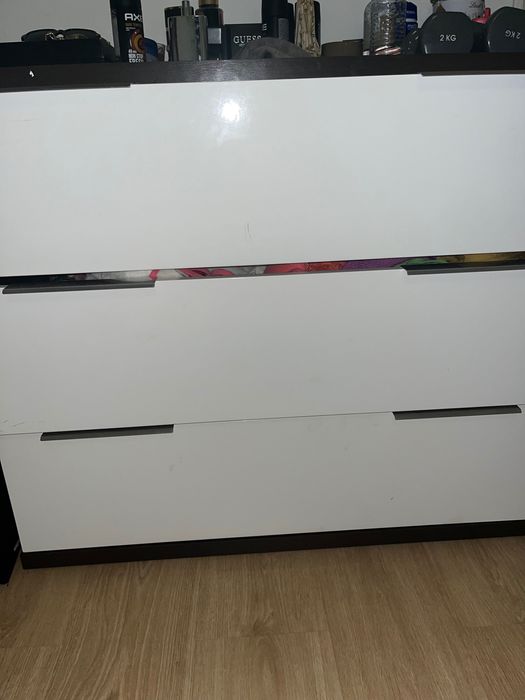 movel branco com gavetas