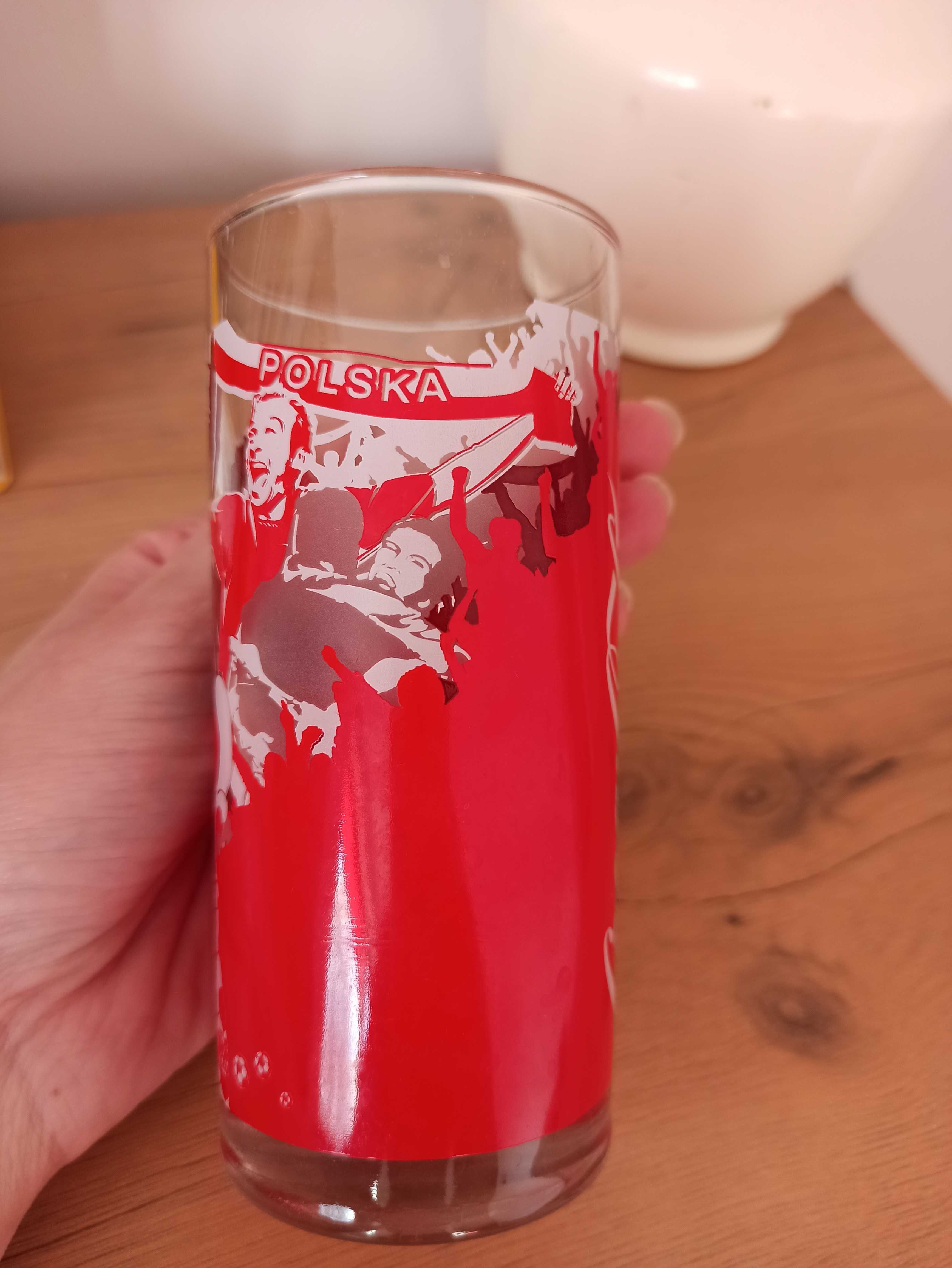 Coca cola szklanka  piłka po radosnej stronie życia