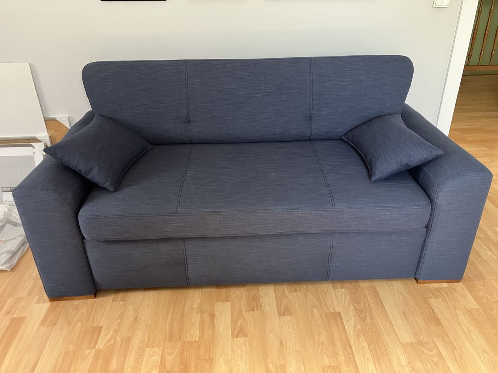 Granatowa sofa rozkładana z pojemnikiem na pościel Agata Meble