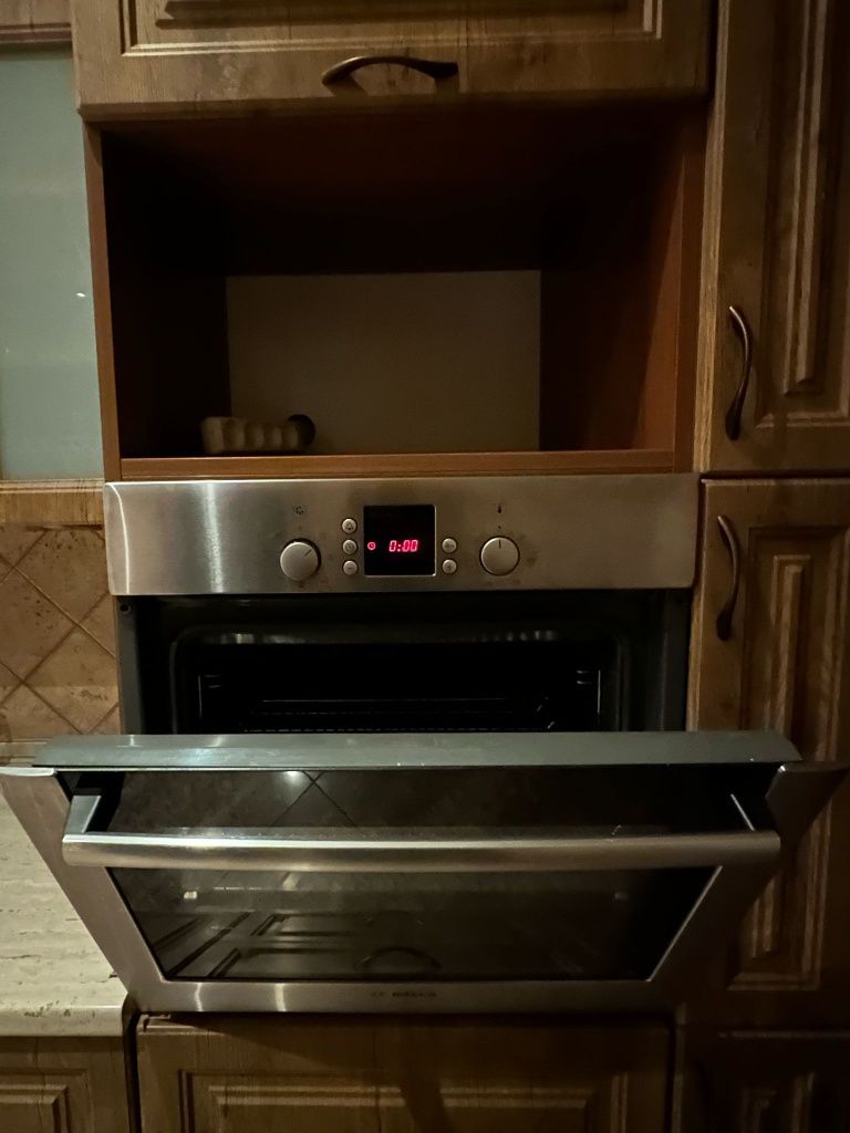 Kuchnia rogowa z AGD-zmywarka Bosh ,piekarnik,kuchenka AEG,okap,pralka