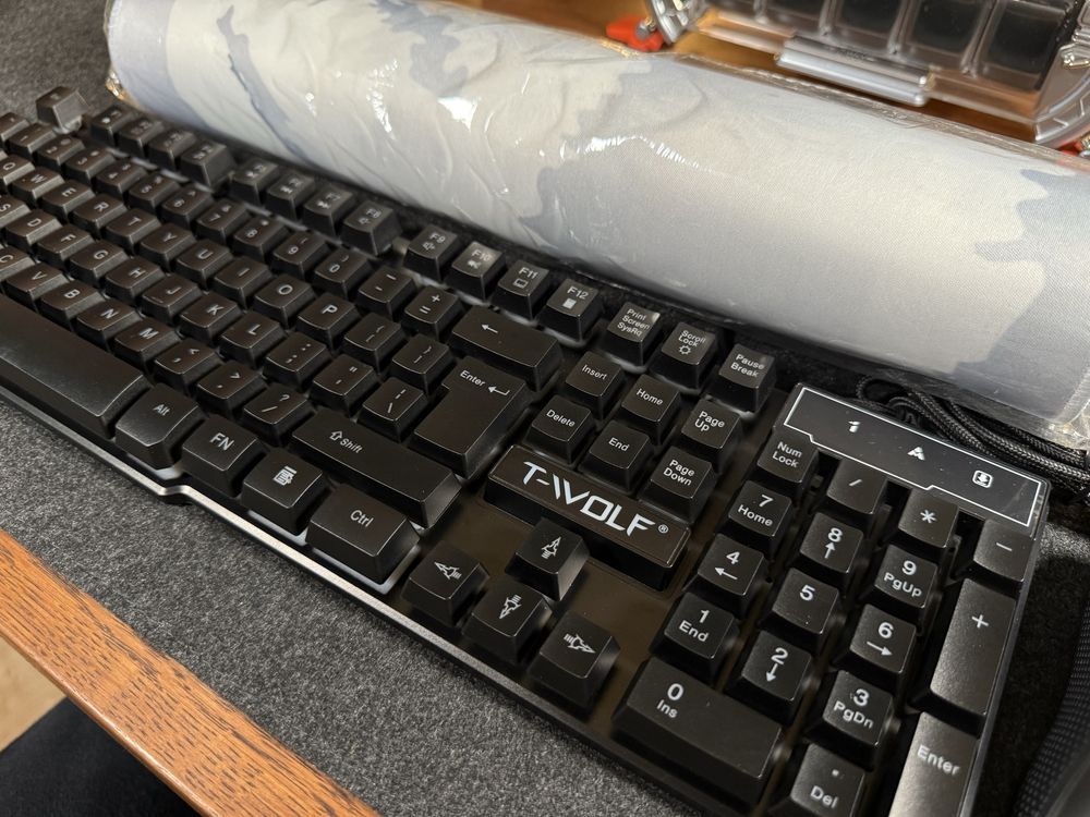 Tapete de mesa + rato + teclado