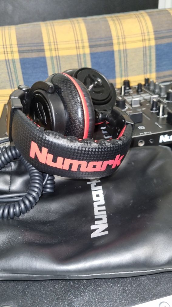 Controladora DJ Numark Mixtrack Pro FX + Numark Red Wave Carbon (Kit)