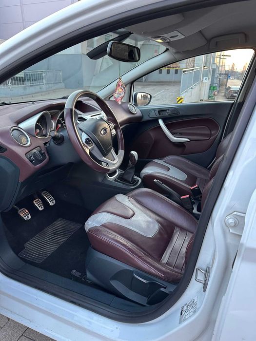 FORD FIESTA 1,6 Rok 2009