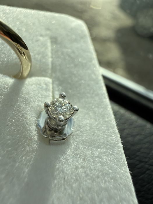 Złote kolczyki z brylantami 0,20 ct, wykonane z białego złota.