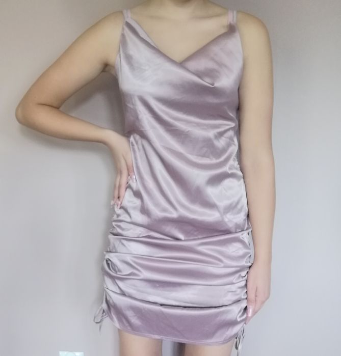 Atłasowa sukienka z marszczeniami Ausa golden rose Pakuten