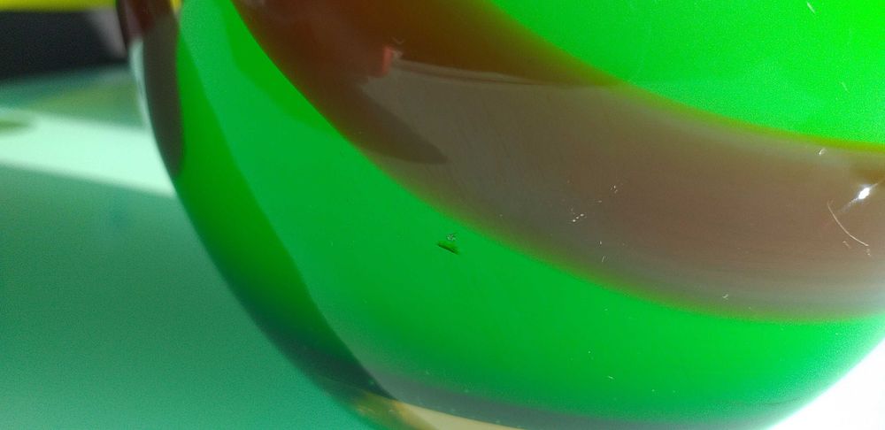 Wazon z zielonego szkła.