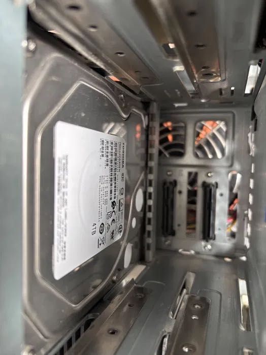 Продается HP MicroServer Gen8 для дома/ офиса ( используется как NAS )