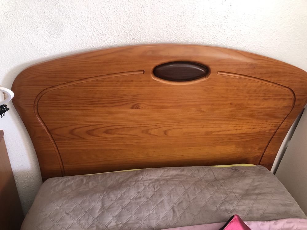 Cama de madeira macicã de solteiro, usada, mas muito em bom estado