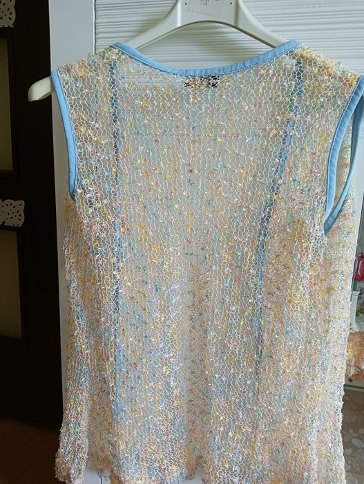 Śliczna kolorowa ozdobna kamizelka