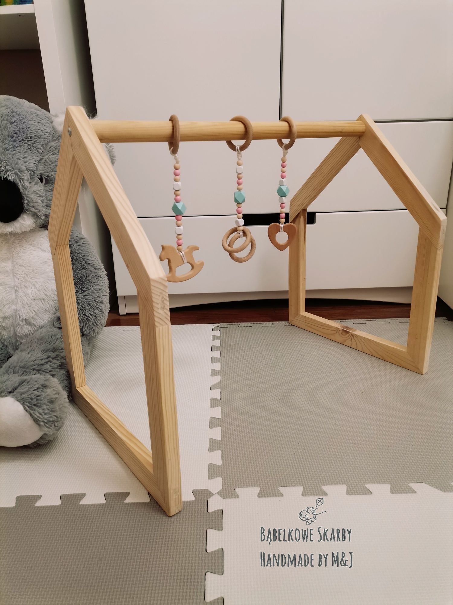 NOWY Baby Gym Domek - Stojak edukacyjny drewniany Montessori