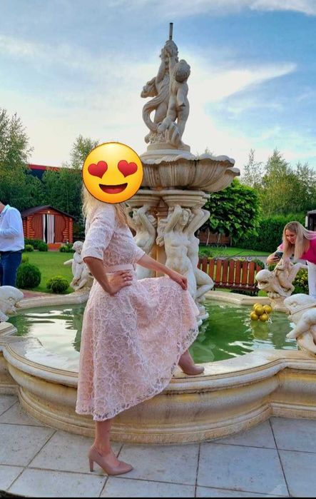 Шикарне плаття тілесно-рожевого кольору з вишивками