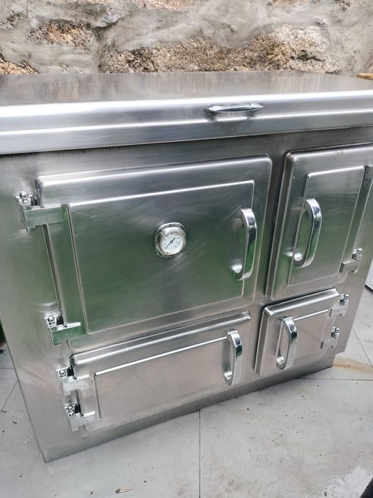 Fogão em aço e inox, ferro fundido com pouco uso