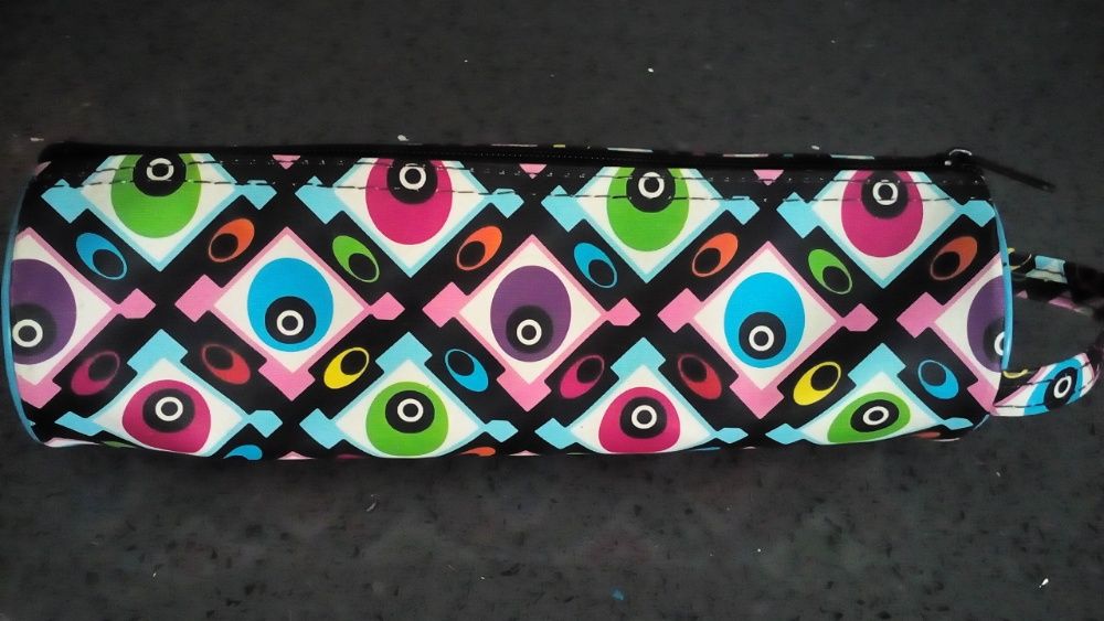 Estojo espaçoso, colorido e alegre, em forma de tubo com pega