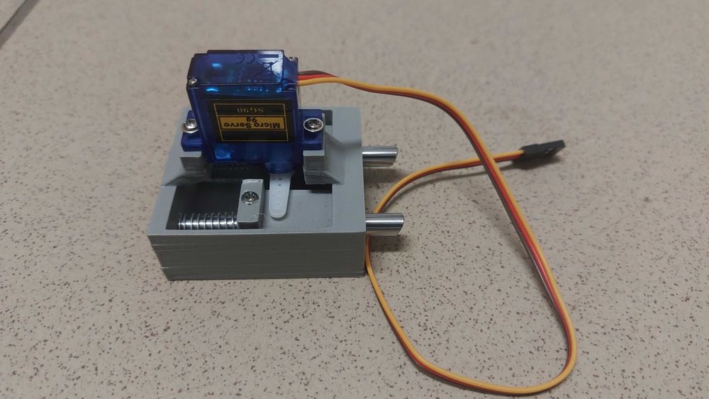 Mechanizm klap spustowych do łódki zanętowej